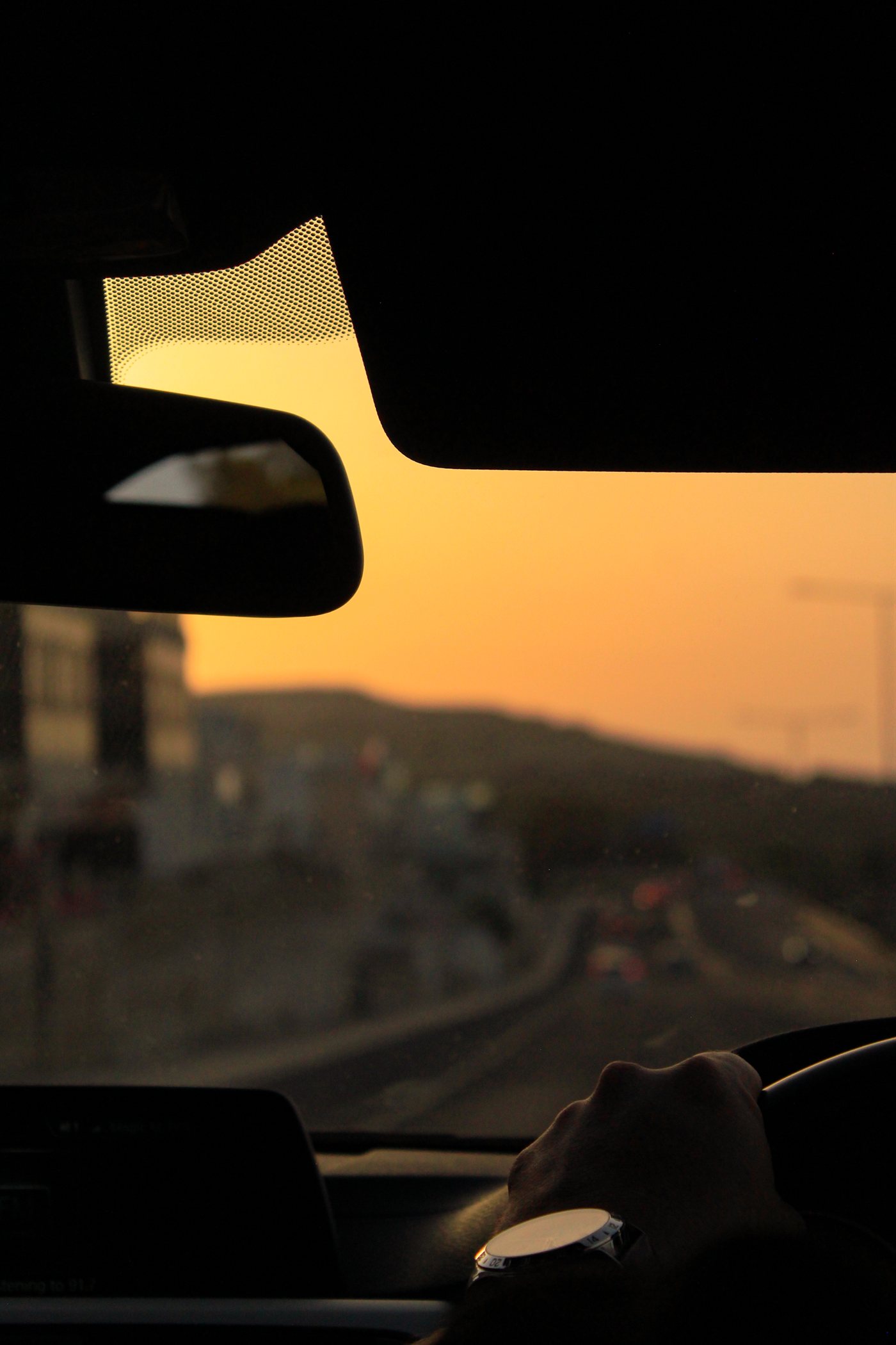 Onderweg richting het buitenland bij avondlicht