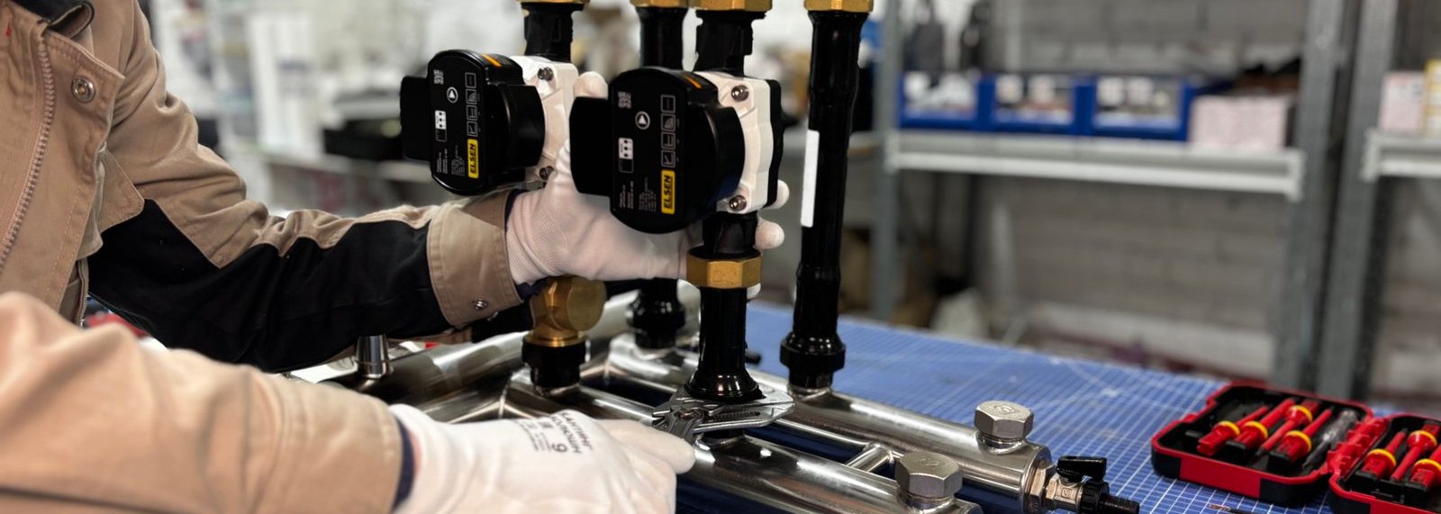 Technische installatie wordt gemonteerd