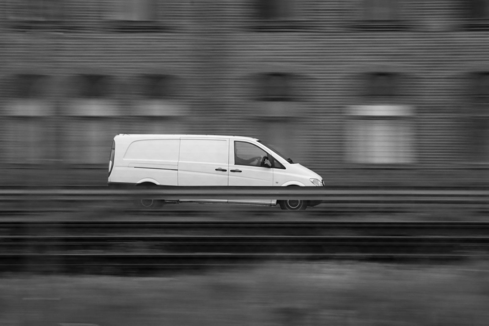 Spoedtransport bus onderweg met hoge snelheid